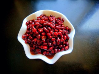 自制蜜豆,拌均匀后装入碗中。
