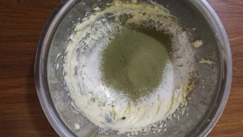 抹茶曲奇饼干,筛入玉米淀粉、普通面粉和抹茶粉。