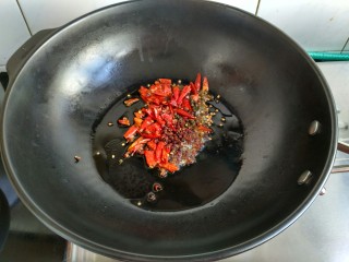 辣子鸡,把辣椒和花椒，麻椒小火炒香
