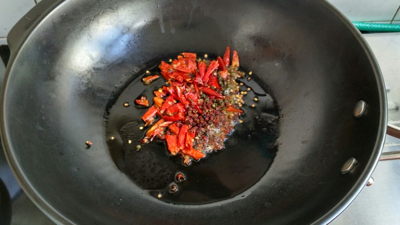 辣子鸡,把辣椒和花椒，麻椒小火炒香