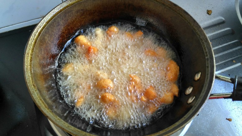辣子鸡,锅里放少半锅油，油热把鸡胸肉放入炸熟，是炸熟哦，后面炒的时候是爆炒，缩短炒制时间