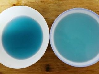 海洋系列酸奶盒子,取一半蝶豆花水倒入一个碗内，剩下的再加入适量水使水的颜色变浅。这样就得到了两碗深浅不同的蝶豆花水。两个碗内分别加入五克泡软的吉利丁片，搅拌至融化，放入冰箱冷藏四小时至六个小时。