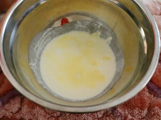 海洋系列酸奶盒子,淡奶油倒入打蛋盆里，加入细砂糖，用电动打蛋器打发到七八分