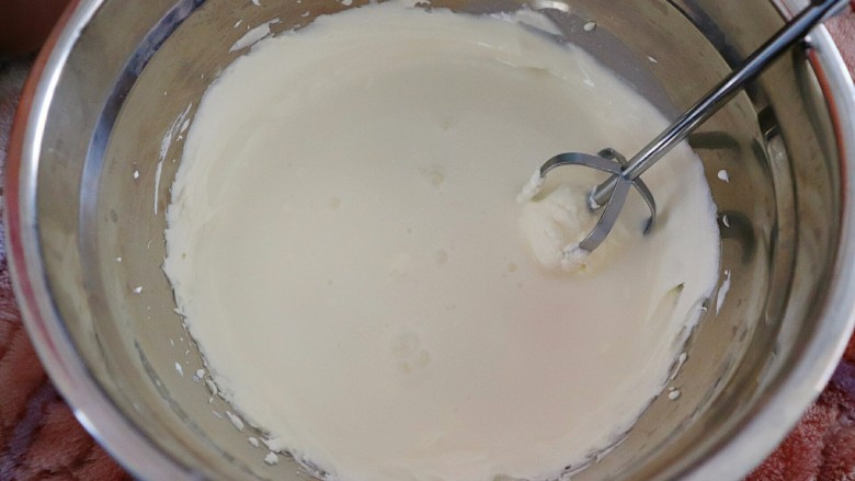 海洋系列酸奶盒子,把奶糊倒入打发好的淡奶油中，用蛋抽快速搅拌均匀。
