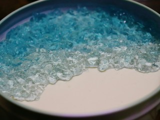 海洋系列酸奶盒子,盒子冷藏定型后，先用勺子铺上深色的"海水",再挨着铺一层浅蓝色的"海水"