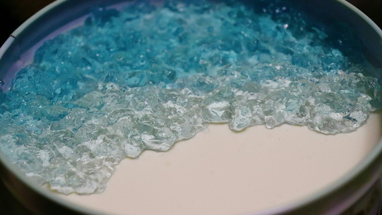 海洋系列酸奶盒子,盒子冷藏定型后，先用勺子铺上深色的"海水",再挨着铺一层浅蓝色的"海水"