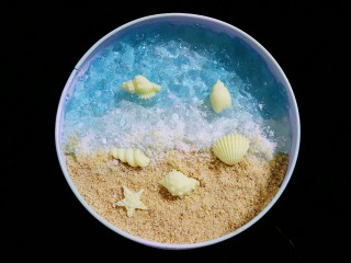 海洋系列酸奶盒子,把巧克力贝壳装饰在表面即可。