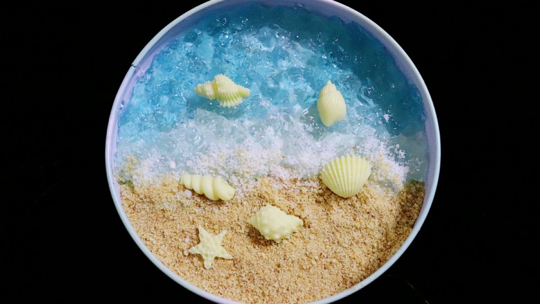 海洋系列酸奶盒子,把巧克力贝壳装饰在表面即可。