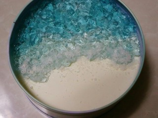 海洋系列酸奶盒子,再沿着海水部分，撒一层椰蓉作为浪花