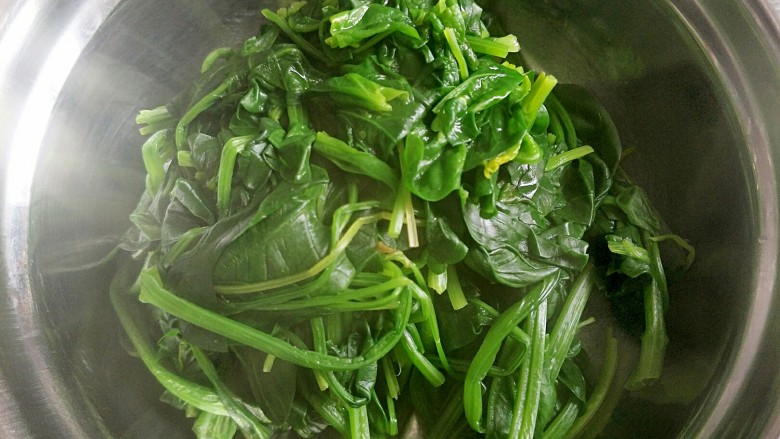 健康饮食之酱汁翠绿顶,锅内烧开水，把菠菜烫熟