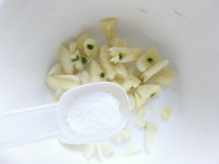 健康饮食之酱汁翠绿顶,切小块，加少许盐
