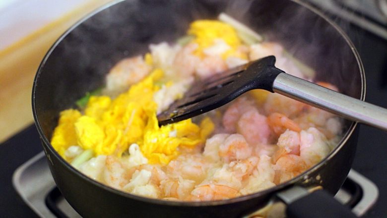 鲜🦐滑蛋盖浇饭,转小火倒入滑好的蛋白、蛋黄及虾仁