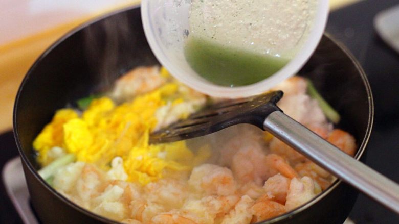 鲜🦐滑蛋盖浇饭,淋入事先备好的调料翻炒均匀，撒葱花点缀出锅。