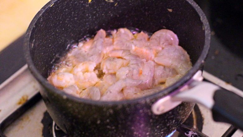 鲜🦐滑蛋盖浇饭,最后滑虾仁至变色捞出