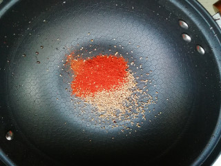 【牙签肉】,将锅内油倒出，加入辣椒粉、芝麻