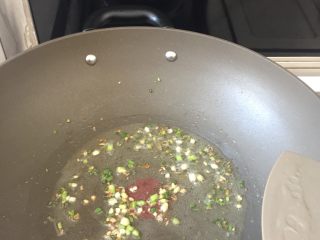 彩椒花蛤,油下锅，炸香白葱头