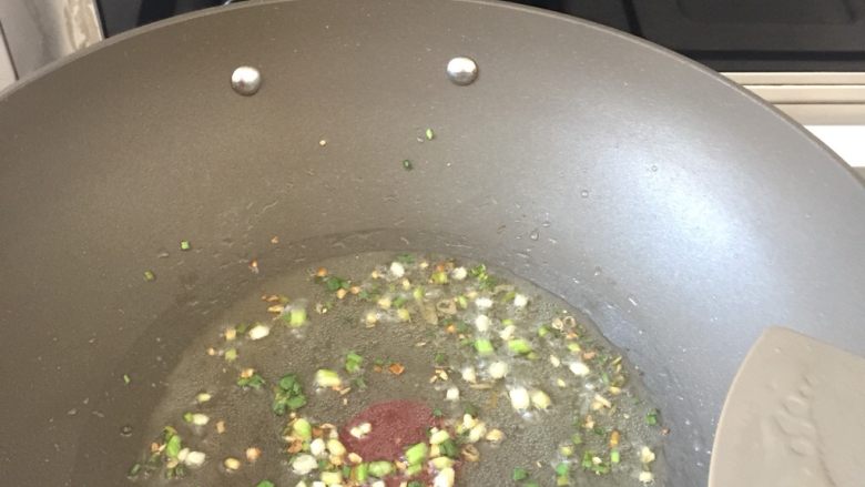 彩椒花蛤,油下锅，炸香白葱头