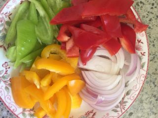 彩椒花蛤,备齐洋葱、青、黄、红彩椒，并切好