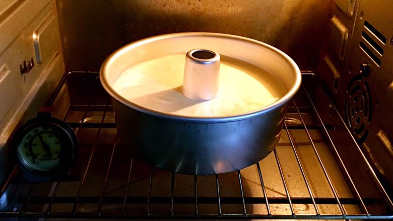 中空原味戚风蛋糕,烤箱事先预热，烤箱温度150度，时间10分钟就能达到这个温度，模具送入烤箱。