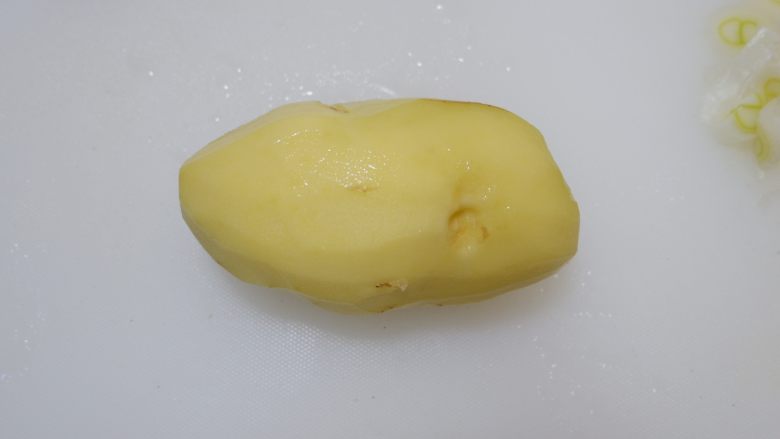 芝士拉丝薯球,土豆去皮洗净。