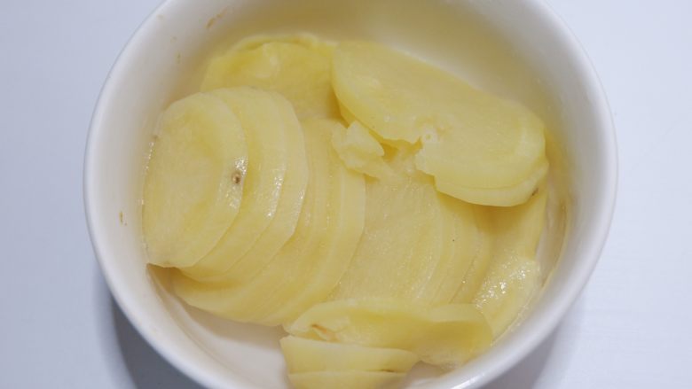 芝士拉丝薯球,切成小块放入微波炉或者蒸锅，将其蒸至软烂。
