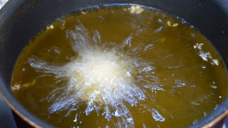 芝士拉丝薯球,锅中热油，150度左右。下入土豆球。