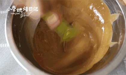佛系养生，属于姜汁软糖的小确幸。,红糖水趁热倒入面团中，拌匀。