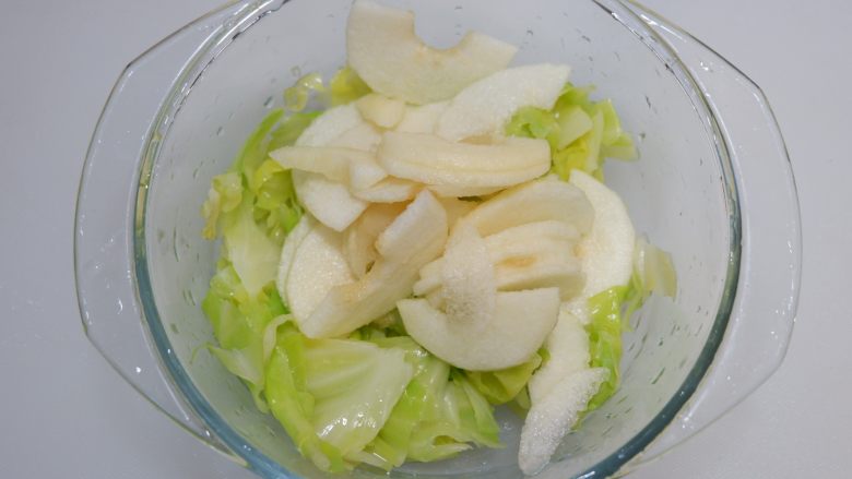 酸甜圆白菜，爽口开胃的首选,将圆白菜和雪梨放入稍大的容器。