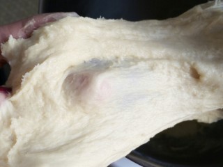 热狗早餐包,当面团可以拉出厚厚的膜时加入软化黄油，注意是软化不是液化的