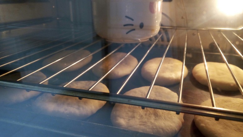 热狗早餐包,松弛好的面团压扁擀长，依次摆入烤盘中，在湿度75％，温度30度的环境中进行二次发酵，我放在烤箱里发酵，里面放碗70度左右的热水，发酵到1.5倍大即可