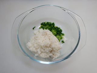 鸡肉丸青菜饭团,米饭和青菜碎混合放入稍大的容器。