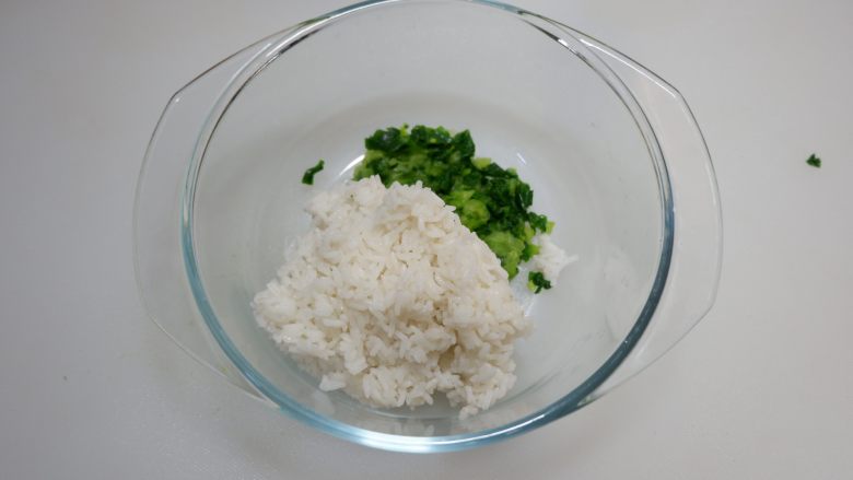 鸡肉丸青菜饭团,米饭和青菜碎混合放入稍大的容器。