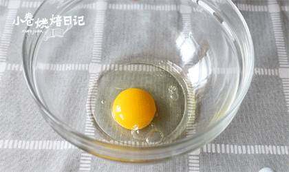 一款老式蛋糕，让满屋子都飘满童年的味道！,提前将<a style='color:red;display:inline-block;' href='/shicai/ 9'>鸡蛋</a>从冰箱中取出，打入打蛋盆中，放置到室温的温度。