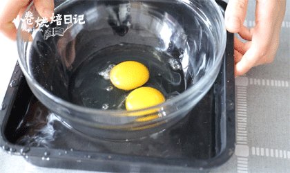 一款老式蛋糕，让满屋子都飘满童年的味道！,将蛋盆放置在温水里（50度左右），开始高速打发鸡蛋。
