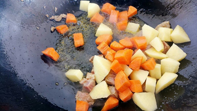 咖喱牛肉,放入土豆和胡萝卜