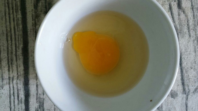 青椒炒鸡蛋,鸡蛋打入碗中