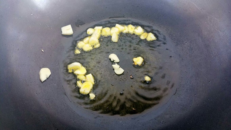 青椒炒鸡蛋,锅里热油，先把蒜末爆香