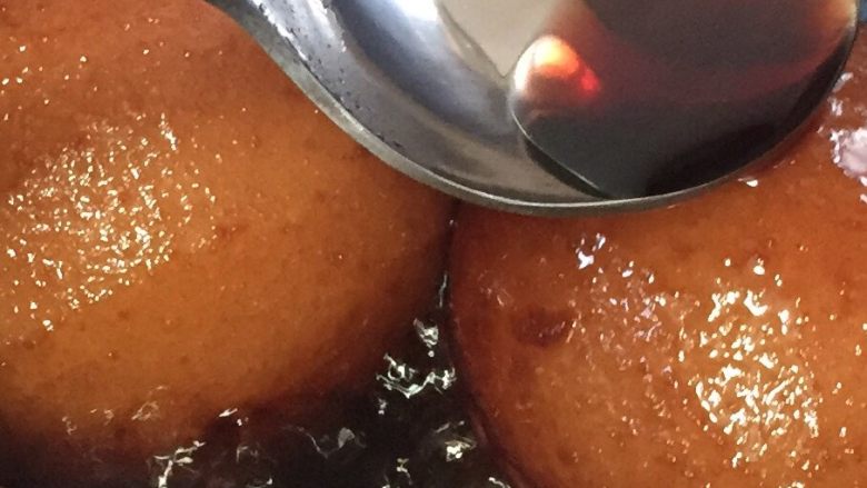 红酒炖香梨,煮的当中要给梨翻面，也可以用勺子给露出的梨浇汁，让香梨充分入味