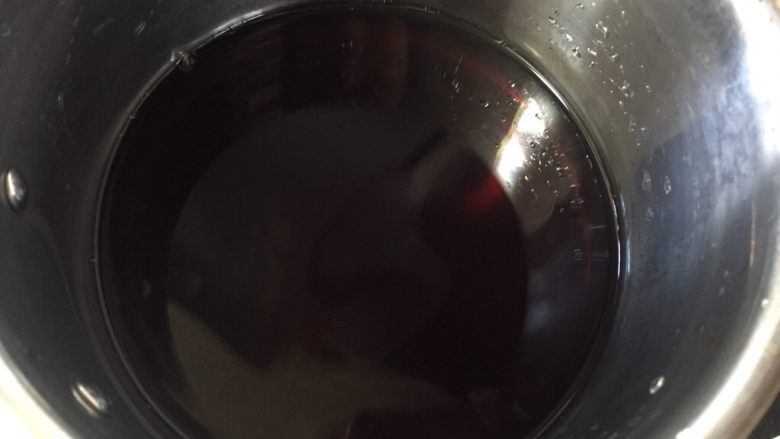 红酒炖香梨,<a style='color:red;display:inline-block;' href='/shicai/ 13418'>红酒</a>倒入深的厚底不锈钢锅中，尽量小一些的锅，梨就会全部浸泡在里面