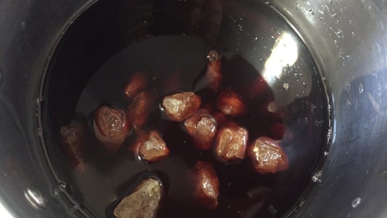 红酒炖香梨,再加入冰糖，小火煮化
