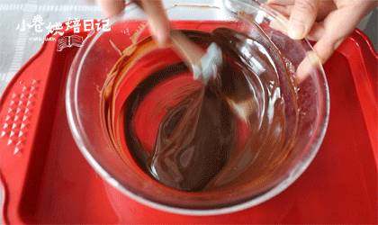 巧克力的浪漫不间断，一款具有专属饼干之美的裂纹饼干,隔水加热并不断搅拌，直到黄油与巧克力溶化成液态（注意不要让水溅入碗里）。