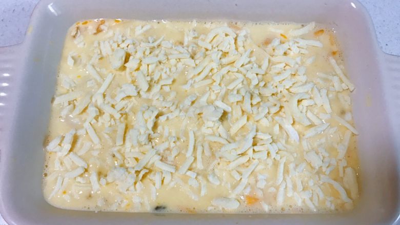 燕麦鸡蛋焗南瓜,烤箱预热完成后，撒上马苏里拉奶酪，放入烤箱烤20分钟