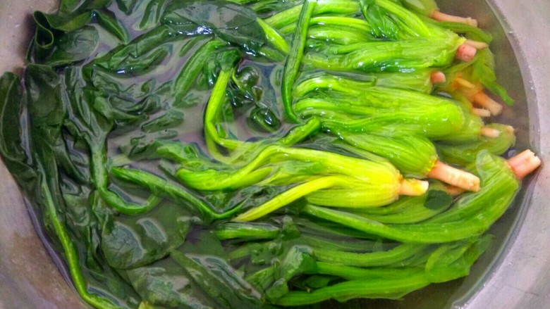 菠菜拌粉丝,捞出放入冷水中，多换几次冷水，使菠菜迅速冷却