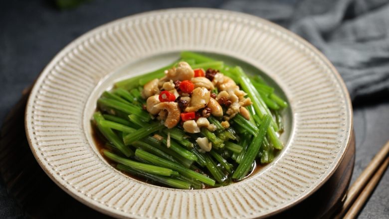 腰果仁炝芹菜,美味的腰果仁炝芹菜就做好了。