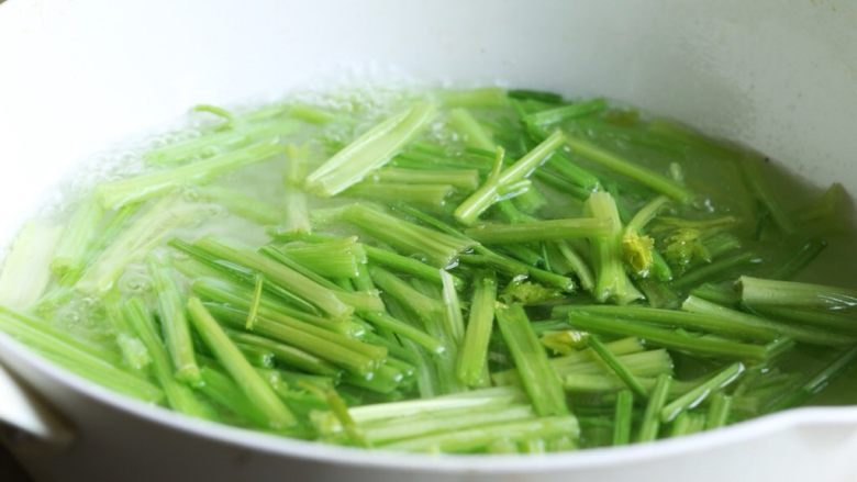 腰果仁炝芹菜,锅内倒入适量水，加些许盐和油，水开放入切好的芹菜段汆烫至断生。