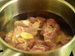 茄酱烧排骨,排骨冷水下锅，放入姜片，焯水后捞出