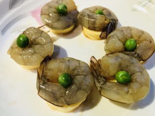 日本豆腐蒸蝦仁98,日本豆腐切成薄片,將醃好的基圍蝦擺盤,放上煮好