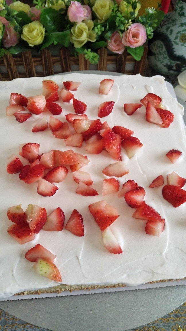 吐红包麻将蛋糕,铺一层草莓丁