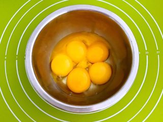 宝宝健康食谱  蛋黄动物饼干,6颗鸡蛋，把蛋黄分离出来
