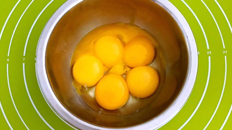 宝宝健康食谱  蛋黄动物饼干,6颗鸡蛋，把蛋黄分离出来